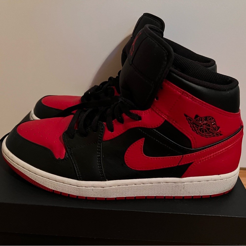 Air Jordan 1 Mid Alternate Bred